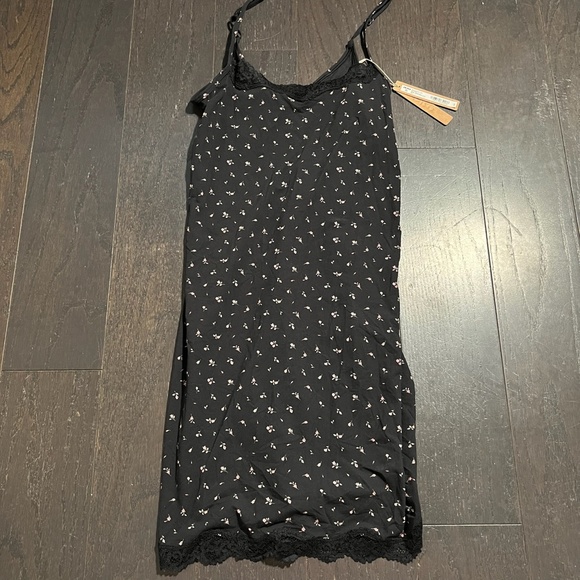 BNWT SKIMS Fits Everybody LaceSlip Dress in Onyx Rosebud Size Large super cute - Picture 1 of 7